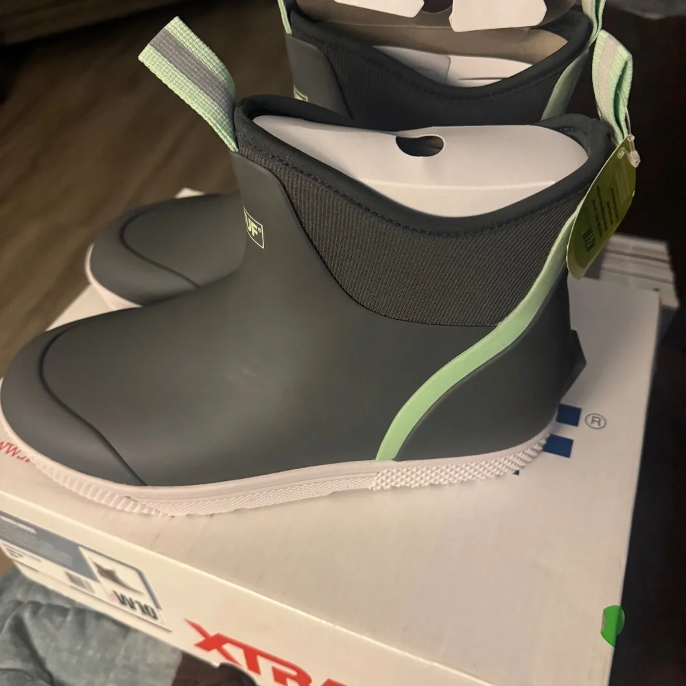 XtraTuf Women’s size 10